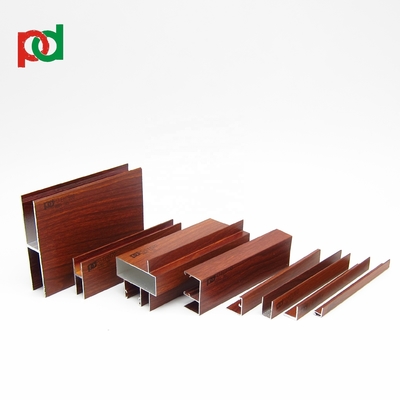 Verarbeitung von Aluminiumprofilen und Holzrohren in Peru