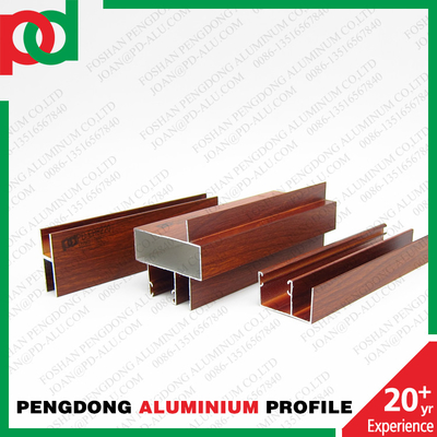 Verarbeitung von Aluminiumprofilen und Holzrohren in Peru