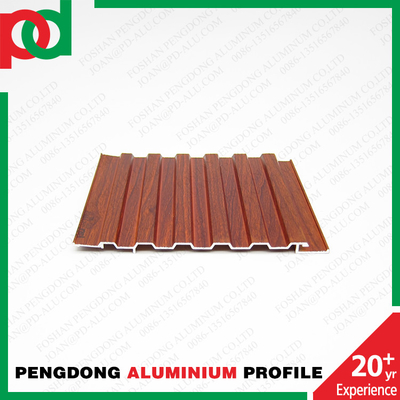 Verarbeitung von Aluminiumprofilen und Holzrohren in Peru