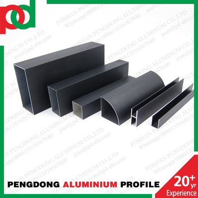 Aluminiumfensterprofile in verschiedenen Farben und Oberflächen