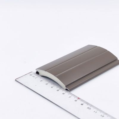 Guter Preis Hölzerne Korn-Rollen-Fensterladen-Latten-Aluminiumverdrängungs-Profile für Garagentor online